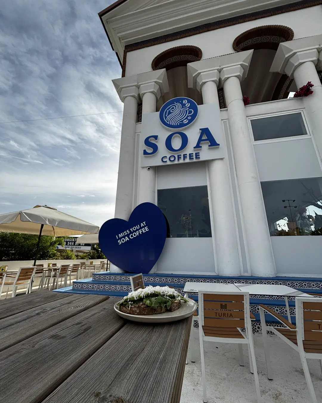 Fachada de Soa Coffee con el rótulo de la marca