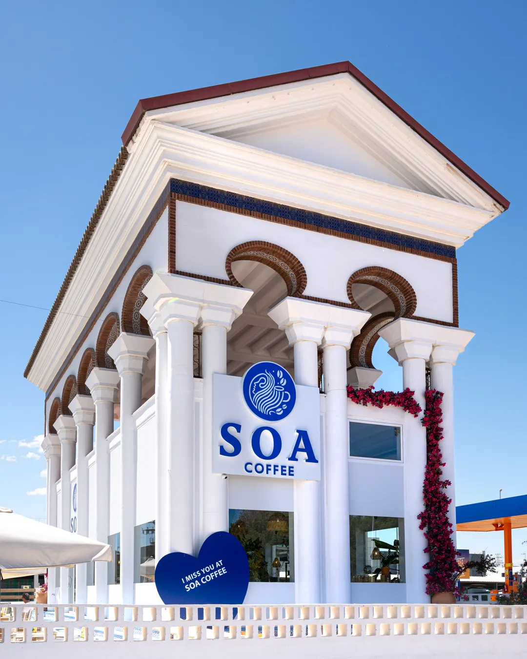 Edificio de Soa Coffee con el rótulo de la marca
